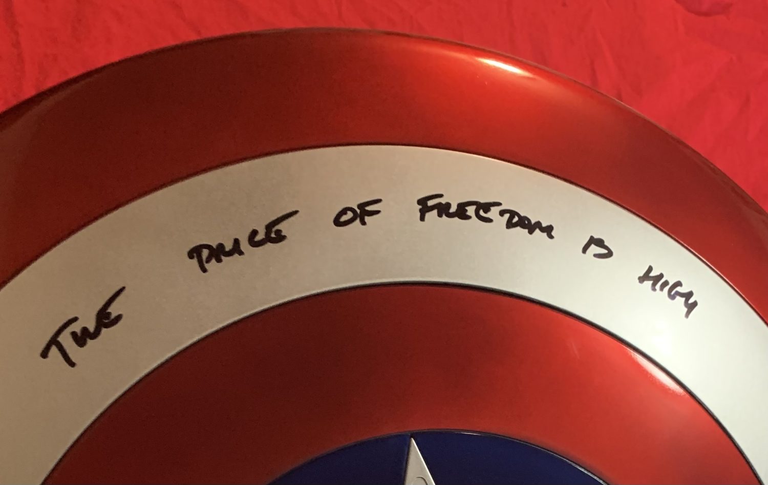 LAST ONE~!!!~MARVEL LEGENDS CAPTAIN AMERICA SHIELD SIGNED WITH “THE PRICE OF FREEDOM IS HIGH” INSCRIPTION BY CHRIS EVANS+BAS COA - Image 4