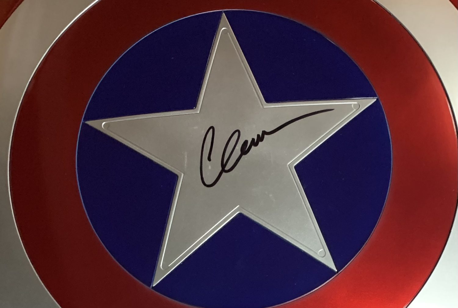 LAST ONE~!!!~MARVEL LEGENDS CAPTAIN AMERICA SHIELD SIGNED WITH “THE PRICE OF FREEDOM IS HIGH” INSCRIPTION BY CHRIS EVANS+BAS COA - Image 3