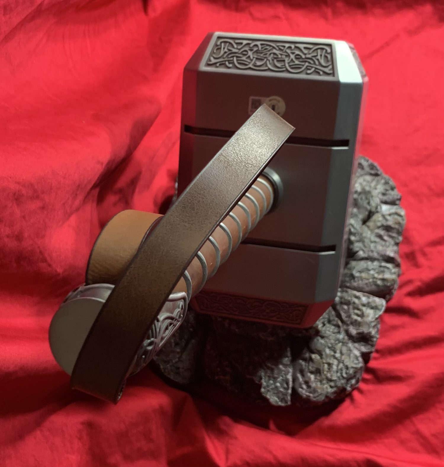 LAST ONE!!!~ MASTERGOSWORDS MJOLNIR (THOR HAMMER) SIGNED BY CHRIS EVANS WITH “WHATEVER IT TAKES” INSCRIPTION+ SIGNED BY CHRIS HEMSWORTH WITH “THOR” CHARACTER NAME+BAS WITNESSED COA - Image 11
